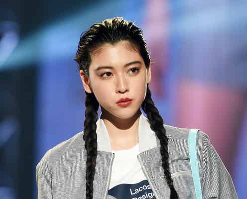 三吉彩花、オールバック×三つ編みで“色っぽハンサム” 会場釘付けランウェイ<神コレ2016S/S>