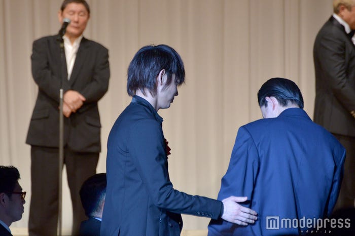 菅田将暉をエスコートする綾野剛(C)モデルプレス