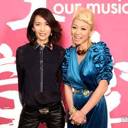 工藤静香（左）の「Blue Velvet」を共に披露した倖田來未（右）