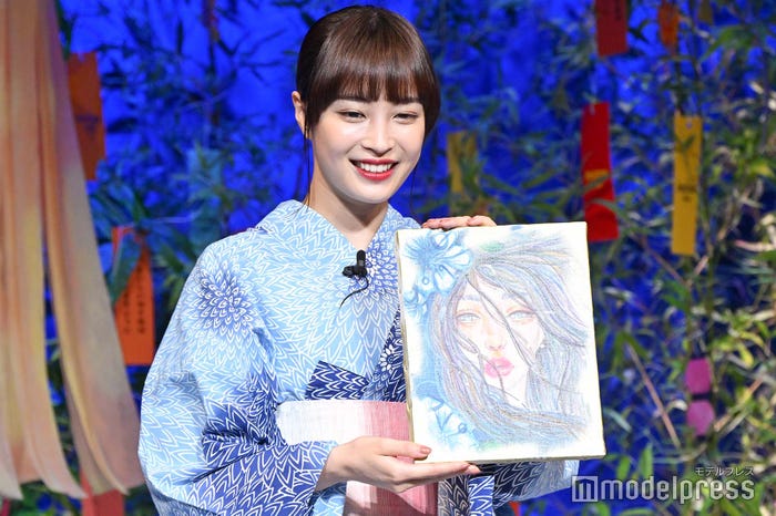 伊原六花から似顔絵を受け取った広瀬すず (C)モデルプレス