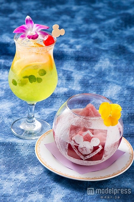 “ディズニー夏祭り”スペシャルカクテル（写真左）“ディズニー夏祭り”スペシャルノンアルコールカクテル （写真右）（C）Disney