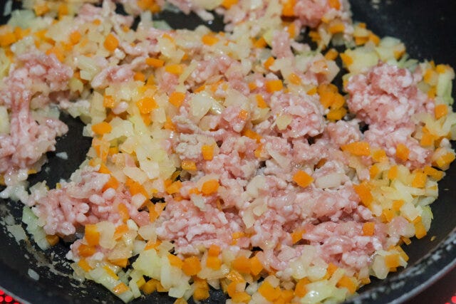たまねぎがしんなりしたら、豚ひき肉を加えて炒める。 たまねぎがしんなりしたら、豚ひき肉を加えて炒める。