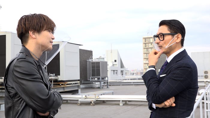 表紙カバーを撮影している岩田剛典、松尾潔(C)新潮社