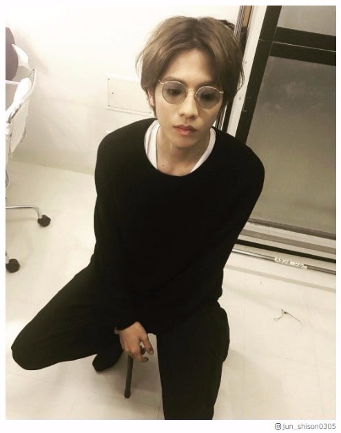 センター分けの志尊淳が新鮮！「雰囲気違う」「可愛い系からかっこいい系に」“振り幅”に絶賛の声殺到