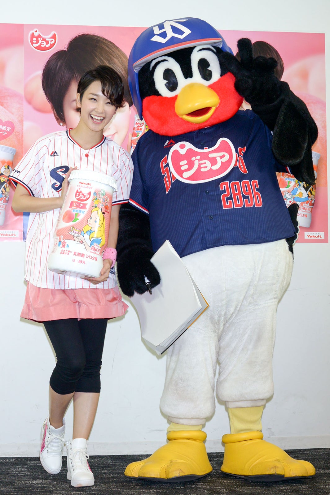 剛力彩芽、つば九郎／（C）Disney