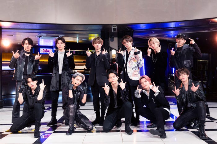 JO1(後列)與那城奨、金城碧海、白岩瑠姫、鶴房汐恩、大平祥生、佐藤景瑚(前列)木全翔也、川尻蓮、豆原一成、川西拓実、河野純喜(C)モデルプレス(提供写真)