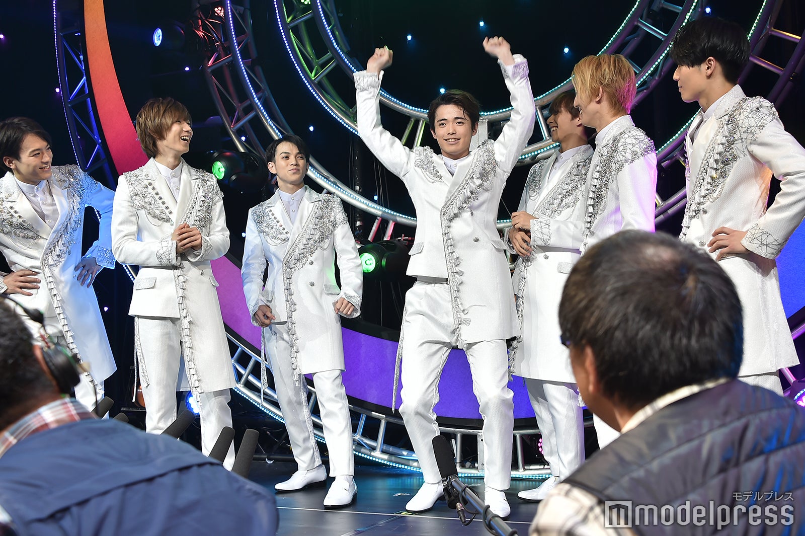 愉快なTravis Japan／中村海人にふられ持ちギャグ「カーニバル！」を披露する吉澤閑也、それを笑顔で見守るメンバー（松倉海斗と松田元太のシンクロポーズにも注目）（C）モデルプレス