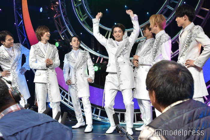愉快なTravis Japan/中村海人にふられ持ちギャグ「カーニバル!」を披露する吉澤閑也、それを笑顔で見守るメンバー(松倉海斗と松田元太のシンクロポーズにも注目)(C)モデルプレス