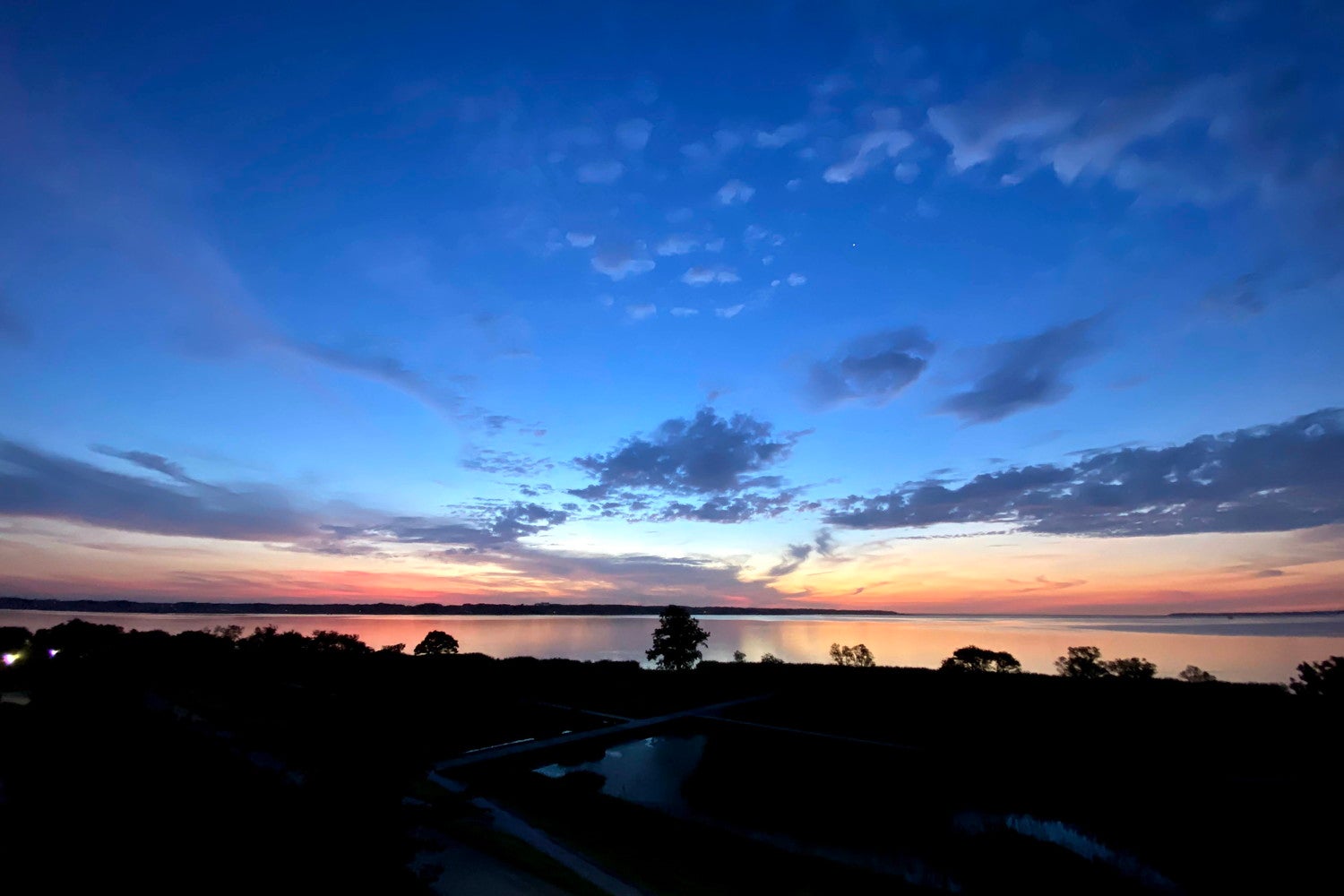 朝焼け絶景サイクリング／画像提供：星野リゾート