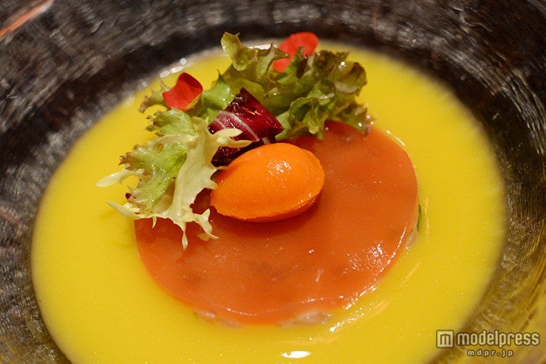野菜の下にはタマゴに見立てたパンナコッタが