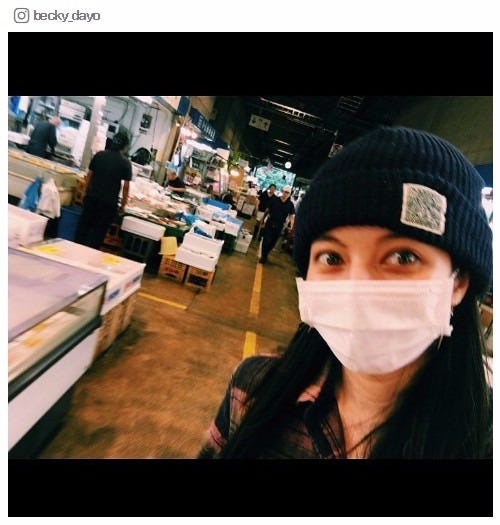 魚市場でリラックスしたひと時を過ごしたベッキー/Instagramより