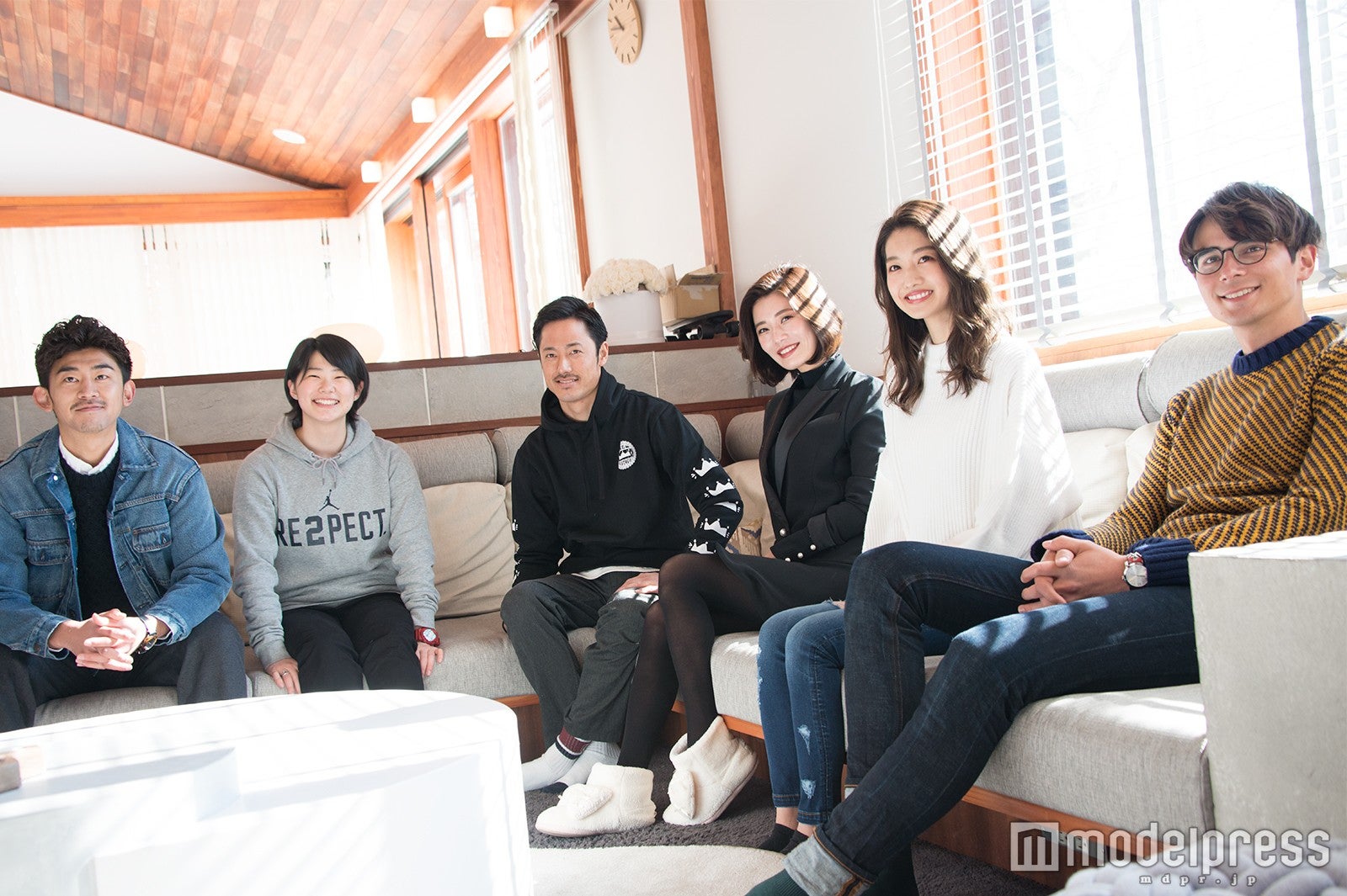 （左から）上村翔平、佐藤つば冴、中村貴之、島袋聖南、小室安未、岡本至恩（C）モデルプレス
