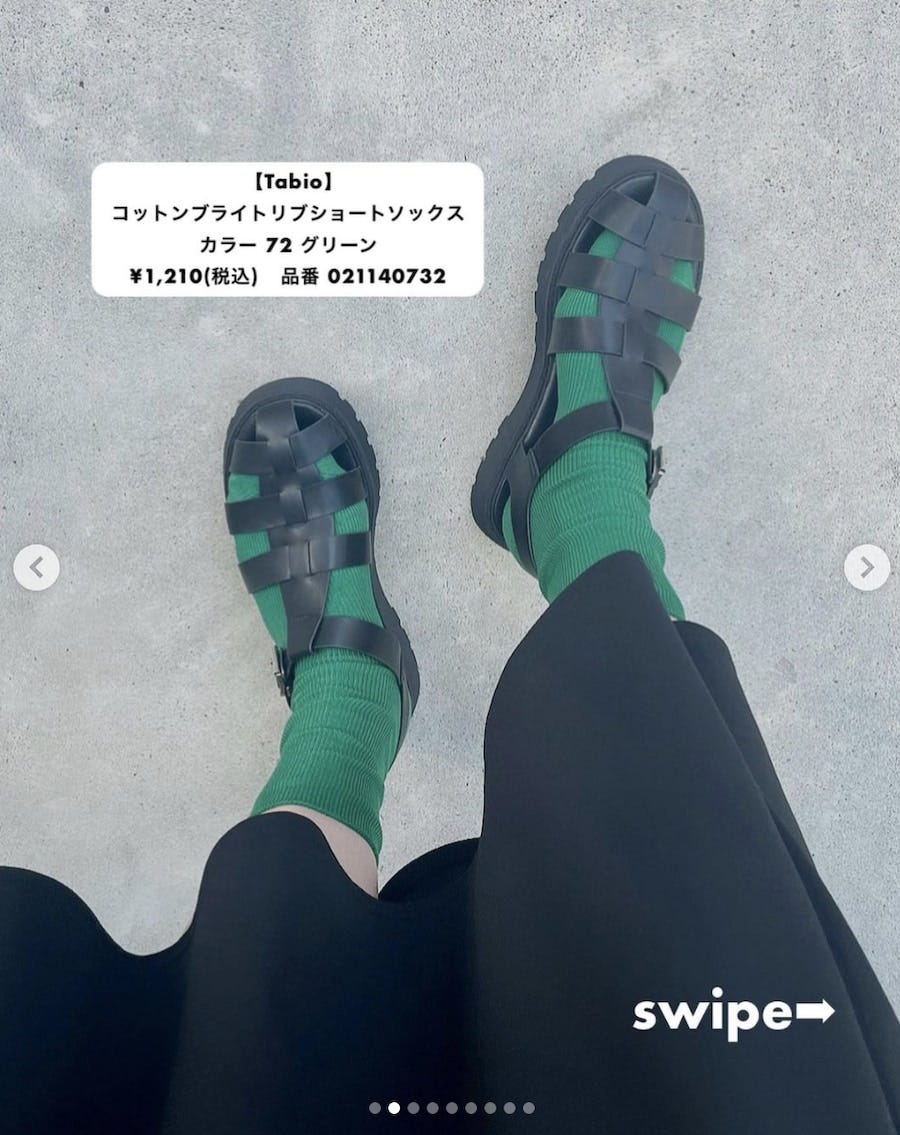 黒のグルカサンダル×グリーンソックスのおしゃれコーデ