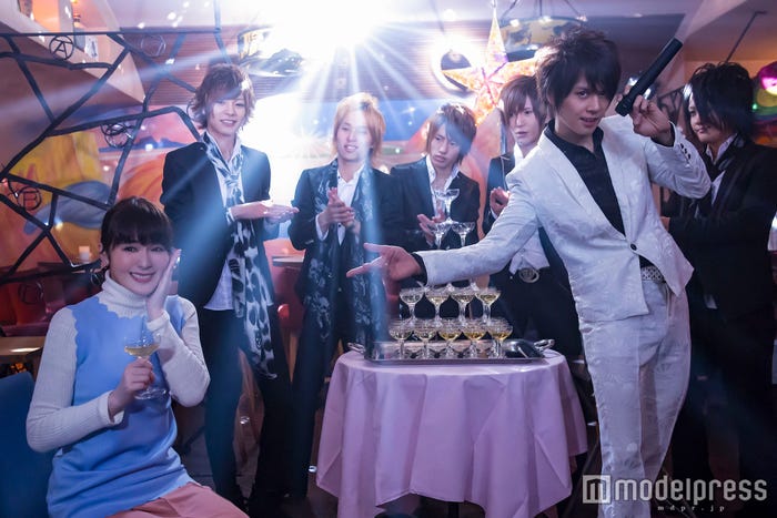 貫地谷しほり、浦井健治/第7話「テンション高い系小学校教諭と、恵比寿でメキシカン&スイーツ」(C)峰なゆか/ドラマ「女くどき飯 Season2」製作委員会・MBS