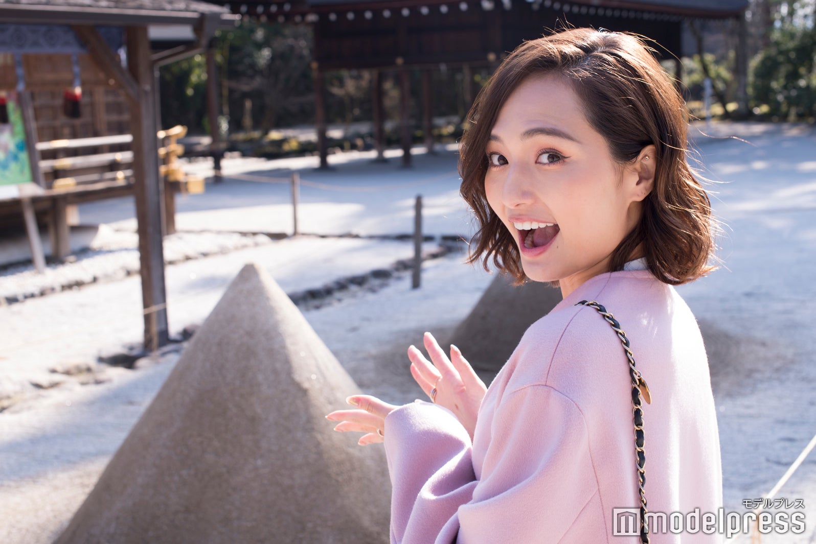 神山をかたどった立砂は「清めの砂」の起源。パワースポットとしても人気／山賀琴子（C）モデルプレス