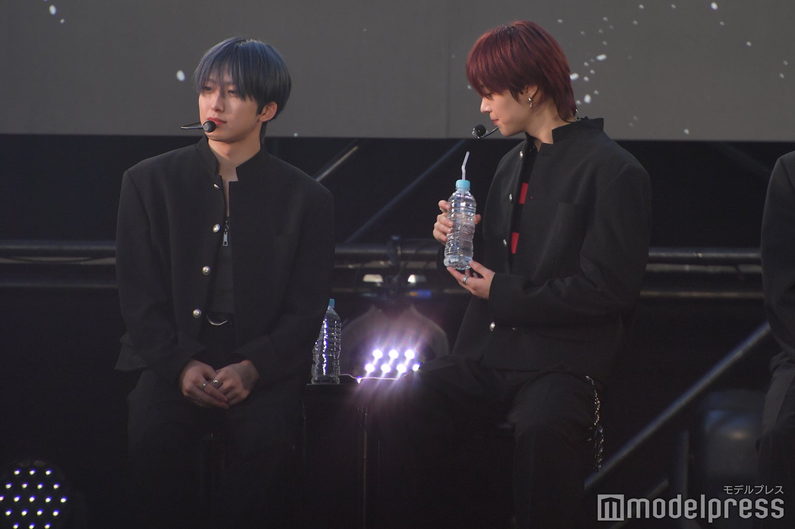 FUMA、水を飲むEJ／&TEAM（C）モデルプレス