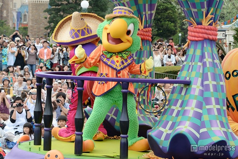 華やかなパレード「ハッピーハロウィーンハーベスト」／ホセ・キャリオカ