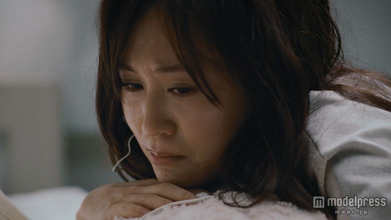 自然に見せる涙も／肌研の新CM「前田敦子 うるおいは心にも届く」篇より