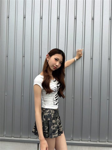16歳JKモデル・こいろん、ピチT×迷彩ミニスカをオトナに着こなし「爽やかですね」「たまりません」