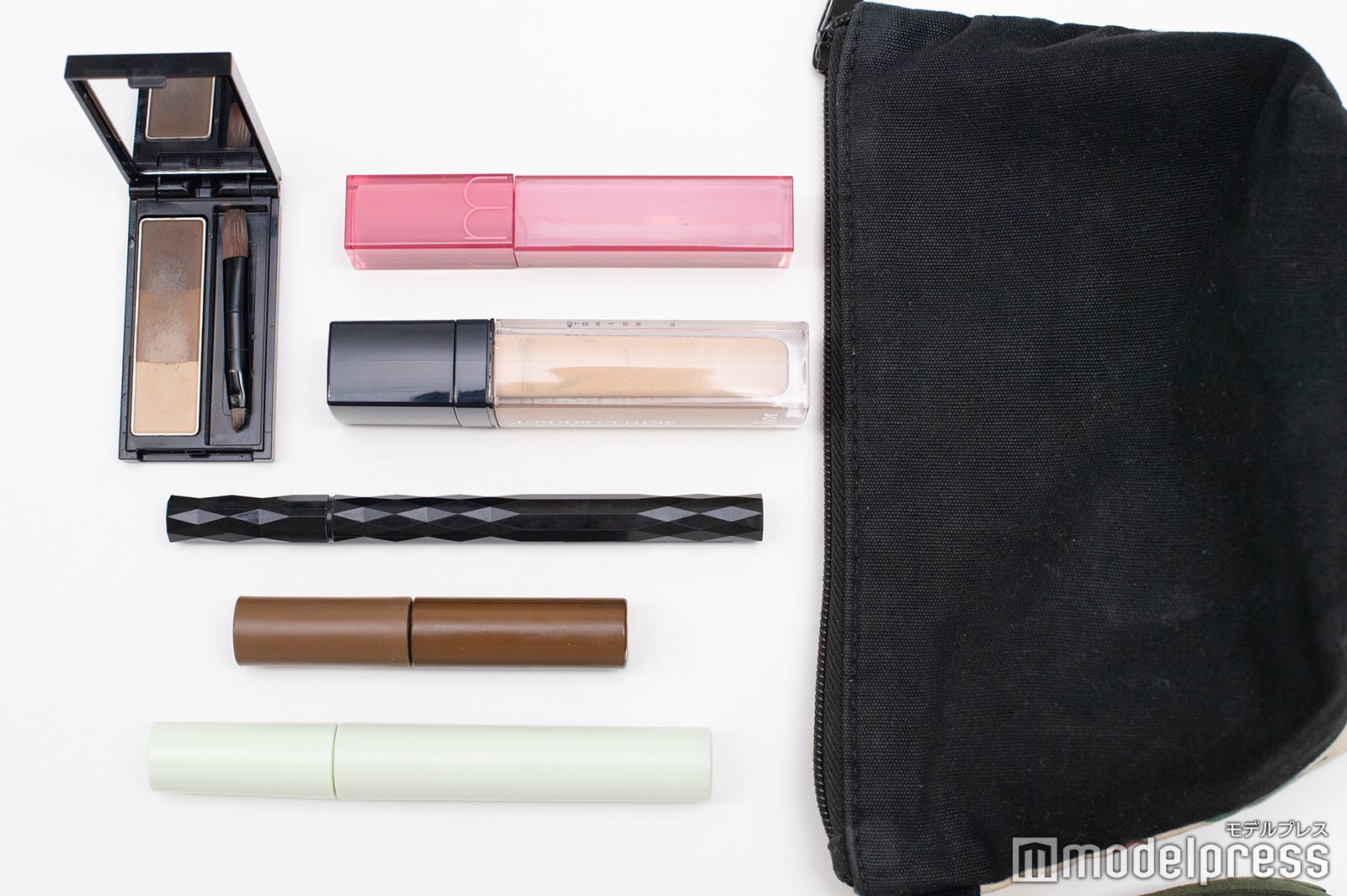岸本理沙アナウンサーのメイクポーチの中身をチェック！（C）モデルプレス