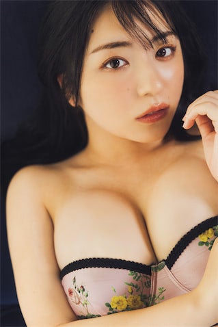 麻倉瑞季が‟Iカップ”の圧巻ボディ披露、艶やかな新境地グラビア