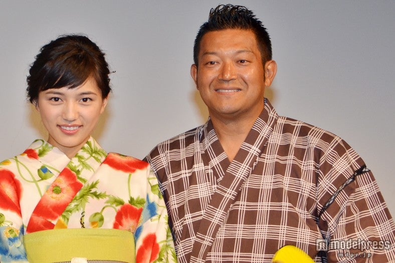 川口春奈、山口智充（左から）