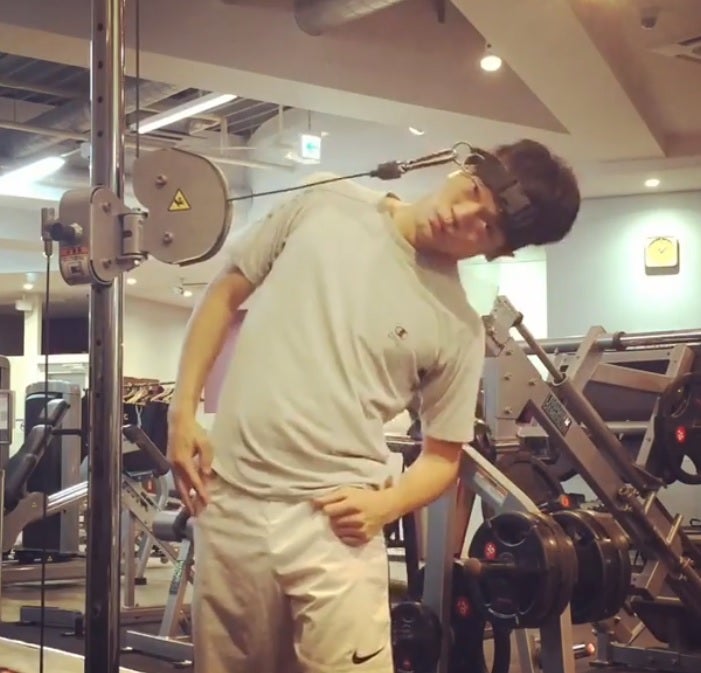 おばたのお兄さん、首部“まきの筋”トレーニングしていた