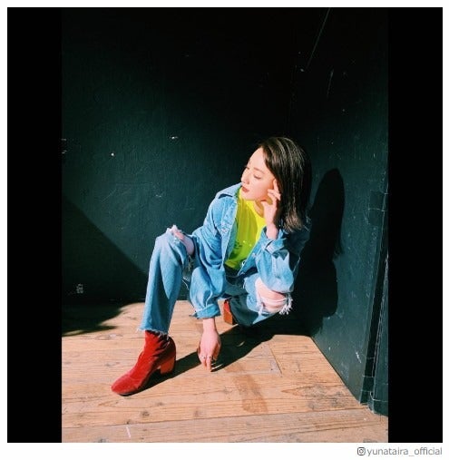 平祐奈“人生2度目のダメージジーンズ”挑戦 クールなショットに絶賛の声