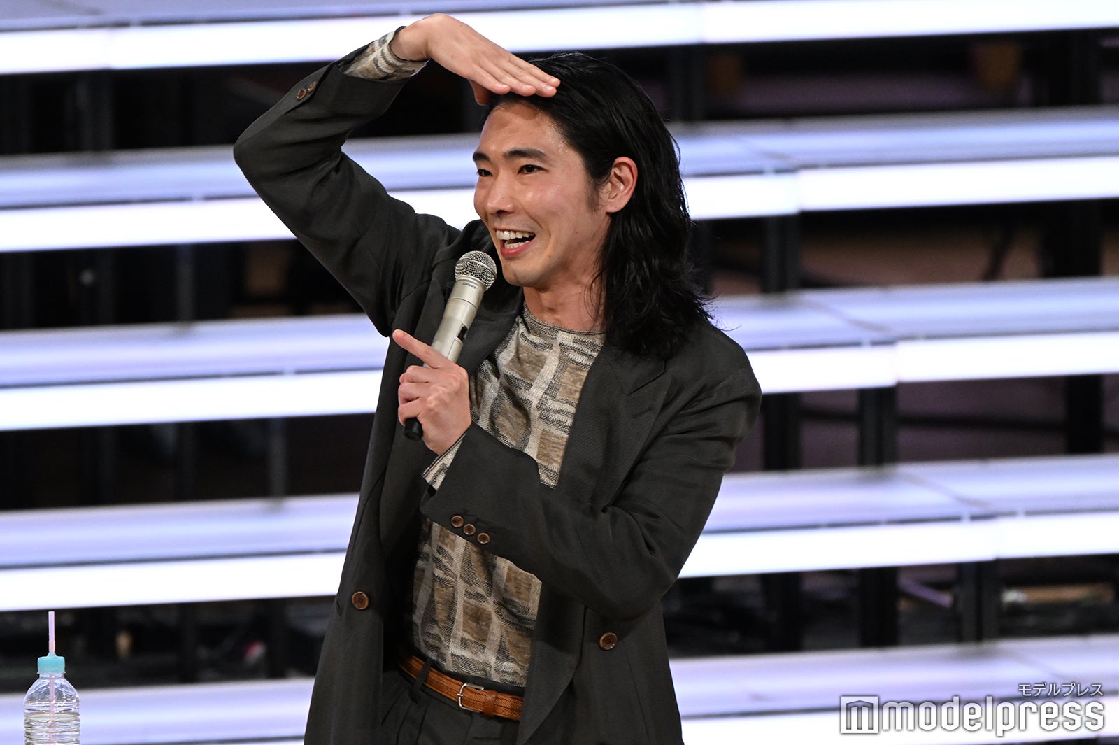 烏帽子をつけた撮影中の難しさを話す柄本佑（C）モデルプレス