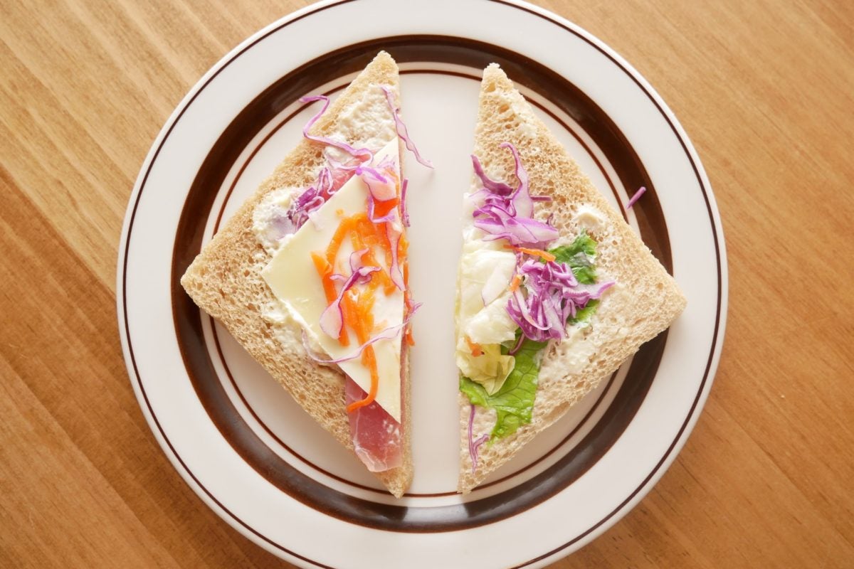 全粒粉サンド　生ハムとベーコンと野菜