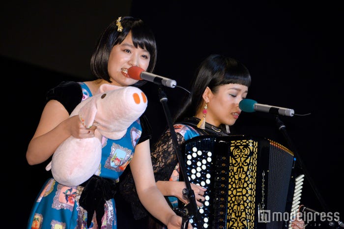 生歌唱するチャラン・ポ・ランタン (C)モデルプレス