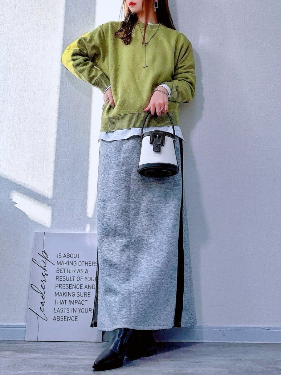 GUスウェットライクニットオーバーサイズプルオーバーと白シャツレイヤードコーデ