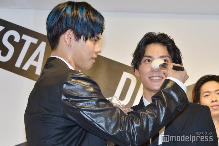 カイがユースケにメイク (C)モデルプレス