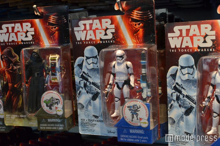 フィギュアもずらり(C)モデルプレス