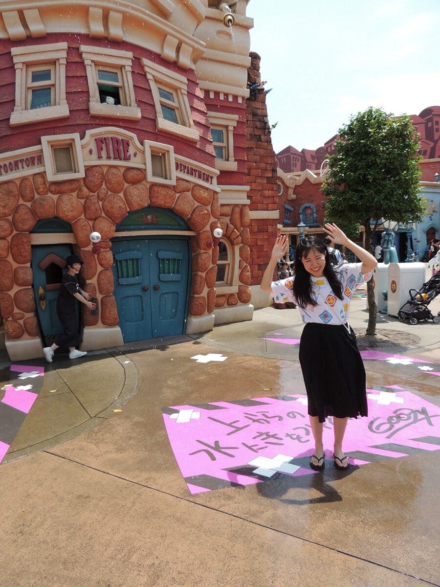 建物の下にあるボタンを押すと上から水が