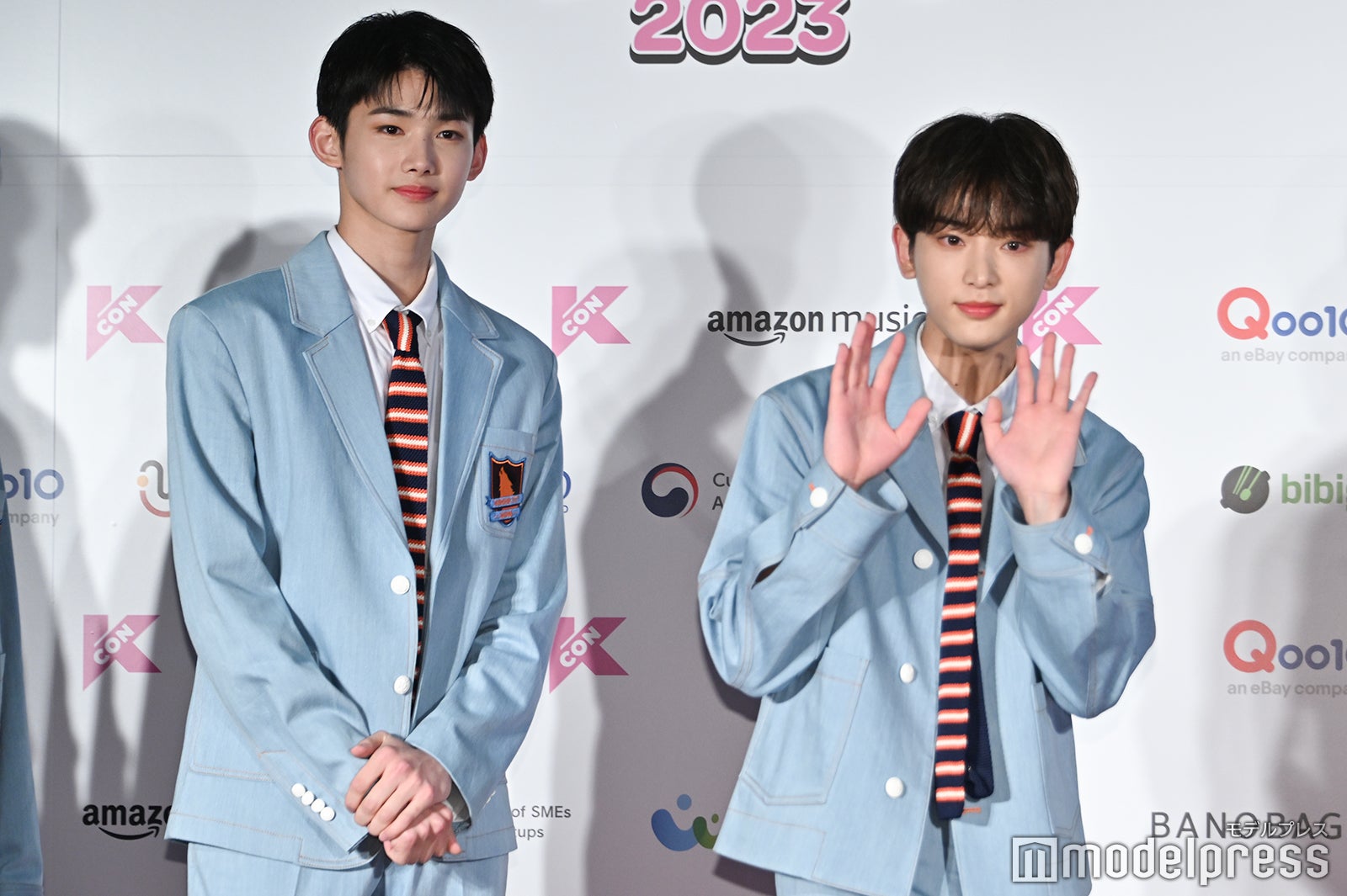 控えめに手を振りながら降壇するJO、HARUA