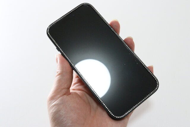 ダイソーのキラキラのラインストーンのスマホ用ガラスフィルム