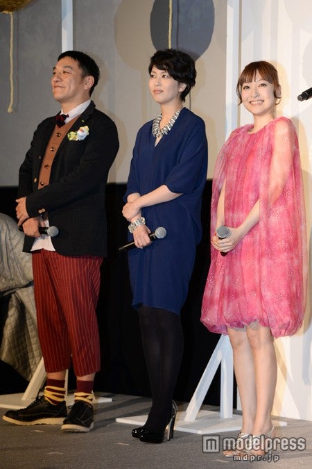 【左から】ピエール瀧、松たか子、神田沙也加