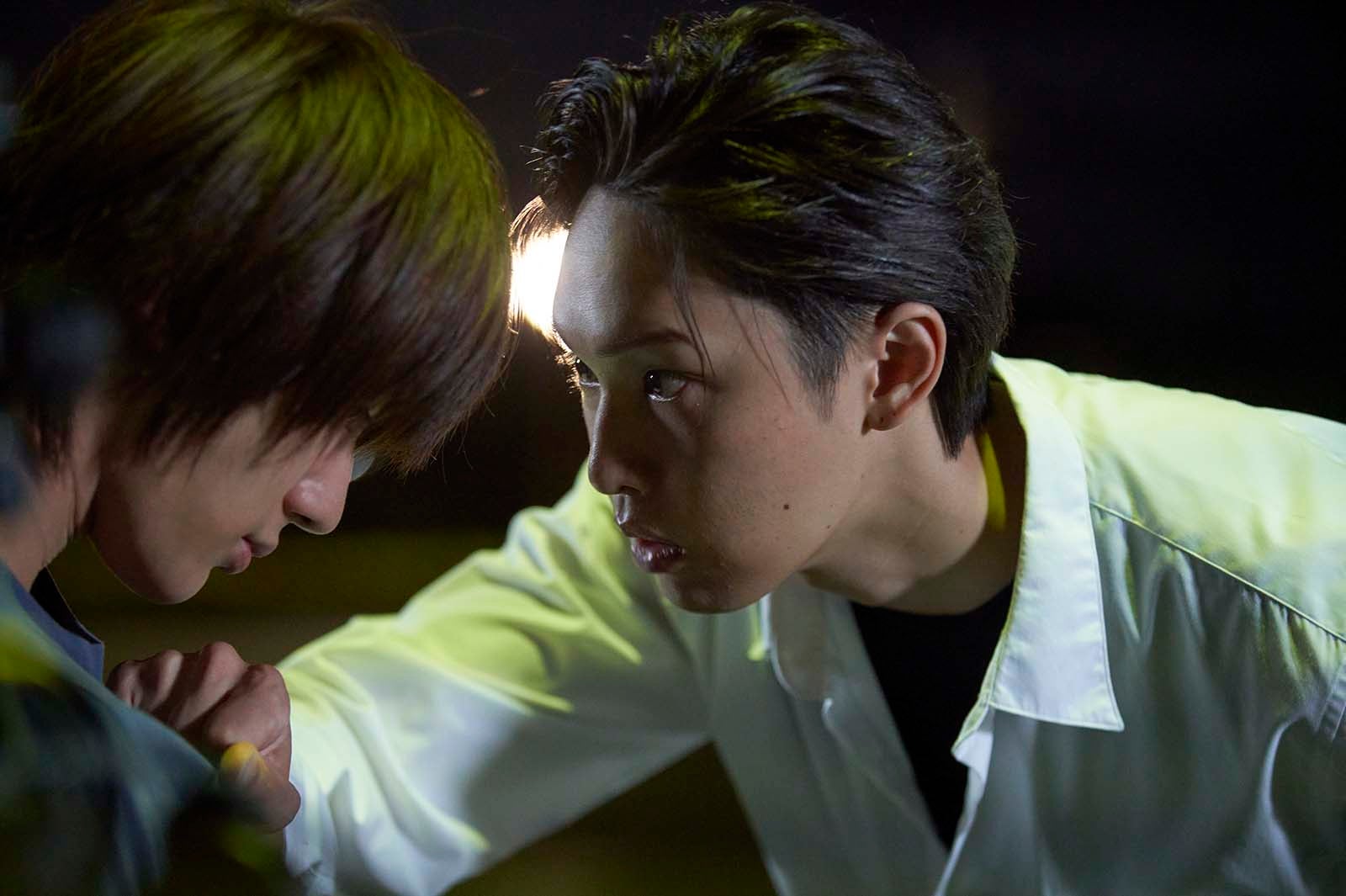 荒木飛羽、堀夏喜 「少年のアビス」3話より（C）峰浪りょう・集英社／「少年のアビス」製作委員会・MBS