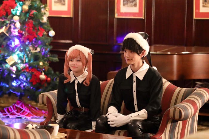 橋本環奈、渡邊圭祐 (C)2022「ブラックナイトパレード」製作委員会 (C)中村光/集英社