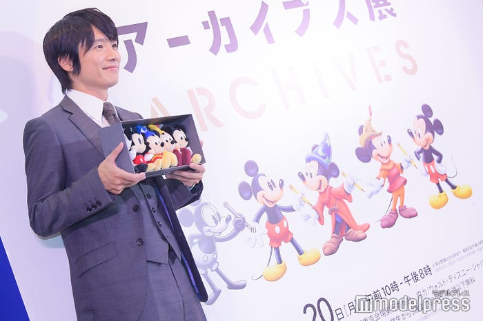 パネルのミッキーと被らないよう、立ち位置をずれるように提案され「僕もそれがいいと思ってたんですよ!」と嬉しそうな風間俊介(C)モデルプレス