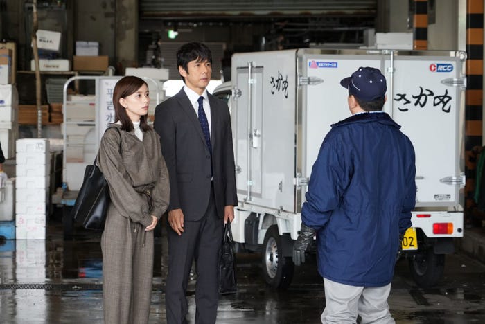 芳根京子、西島秀俊/「真犯人フラグ」第2話より(C)日本テレビ