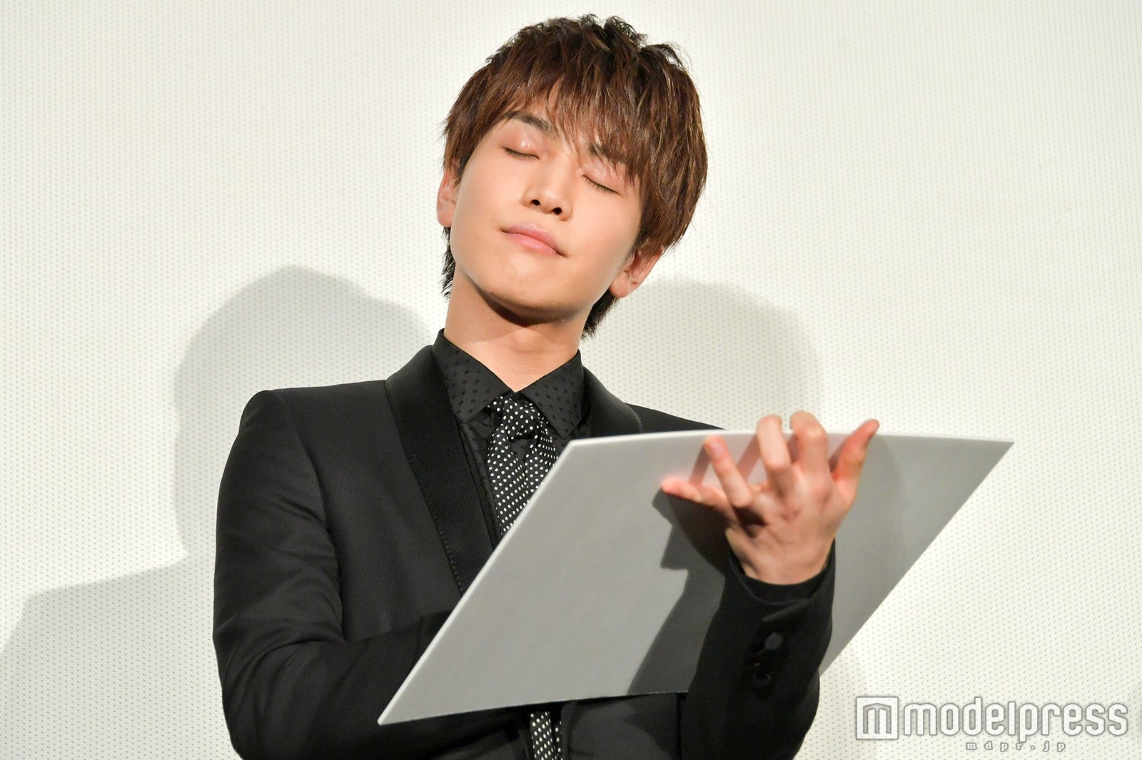 答えを考える岩田剛典④（C）モデルプレス