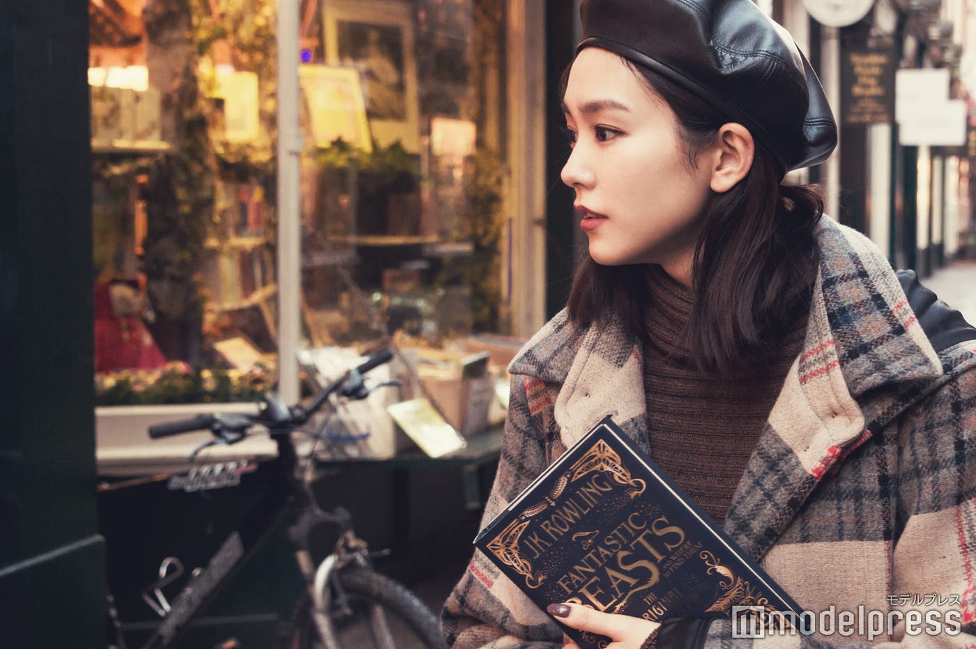 ファンタビの本を片手に古本屋巡り(C)モデルプレス