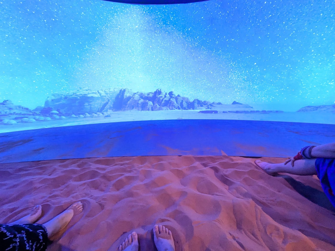 ヨルダンパビリオン～本国から運んできた砂漠の砂が話題に。筆者は白い服で砂漠に座るのをためらったのですが、実は砂はさらさらで全く汚れないことにびっくり