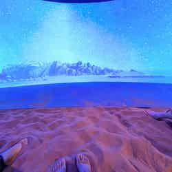 ヨルダンパビリオン~本国から運んできた砂漠の砂が話題に。筆者は白い服で砂漠に座るのをためらったのですが、実は砂はさらさらで全く汚れないことにびっくり