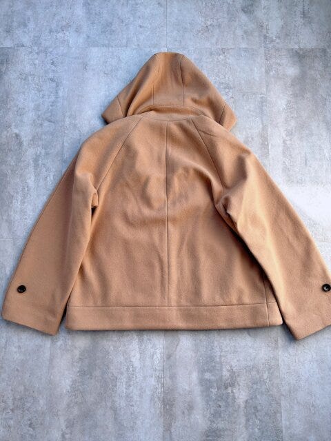 GUコージーメルトンショートフーディコート　BROWNの背面