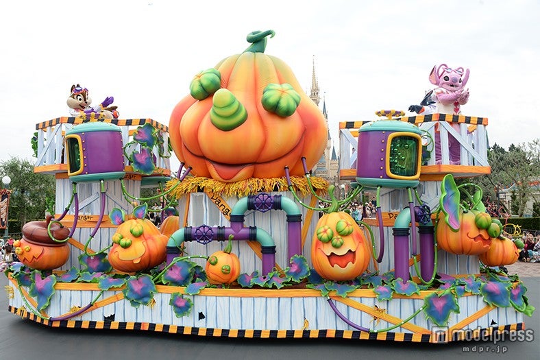 「ハッピーハロウィーンハーベスト」巨大なカボチャを創り出すラボラトリーのフロート