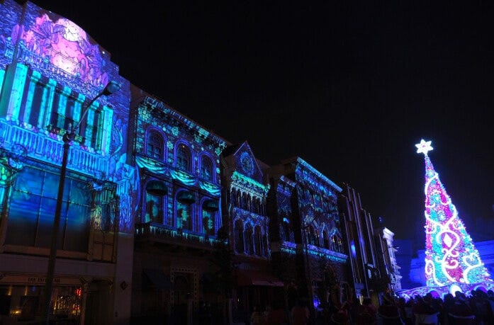 ちょっとクールなブルー系のプロジェクション・マッピングとツリー