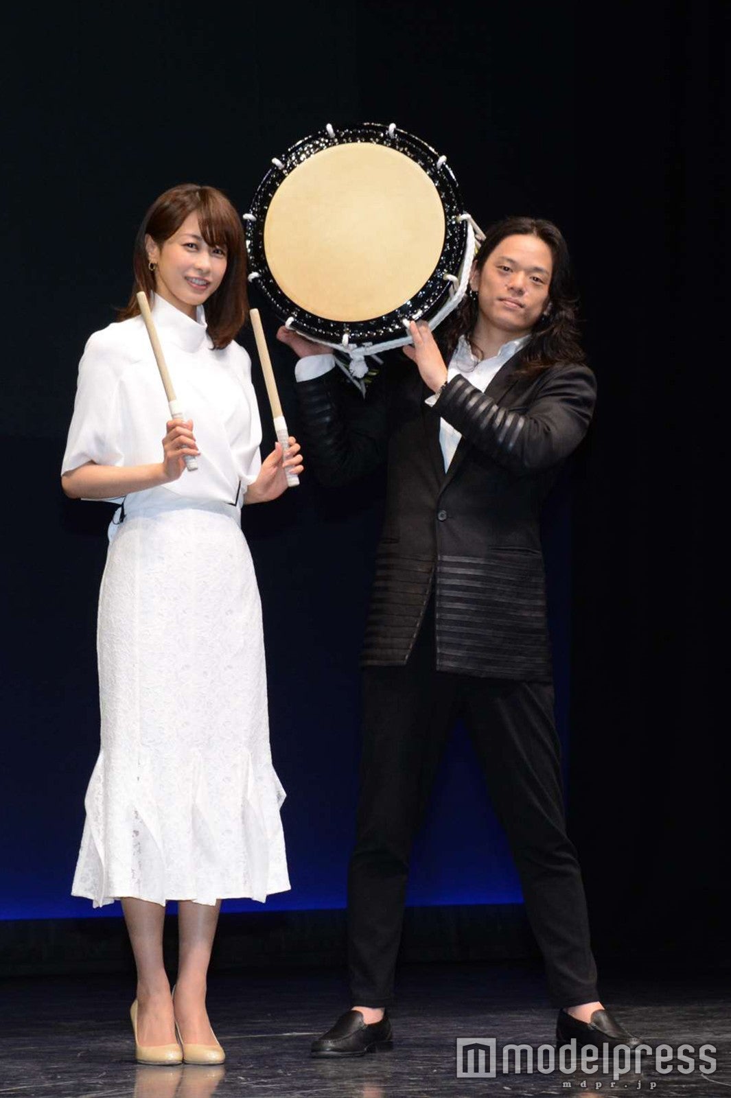 加藤綾子、岸野央明氏 （C）モデルプレス